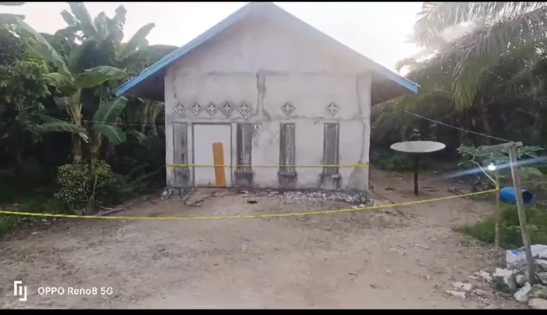 DITUNDA: Rumah korban pembunuhan satu keluarga yang rencananya dibongkar pada hari ke-40, Minggu (17/3) ditunda hingga usai Lebaran. (Istimewa)