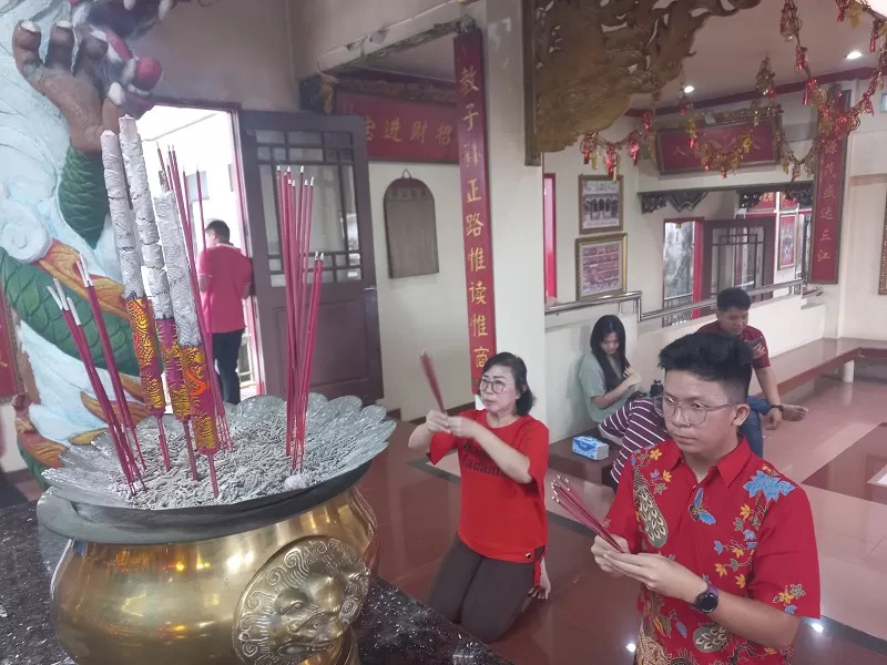 Tampak warga Tionghoa saat melaksanakan ibadah Imlek di Kelenteng Ta Pek Kong, Tanjung Selor.