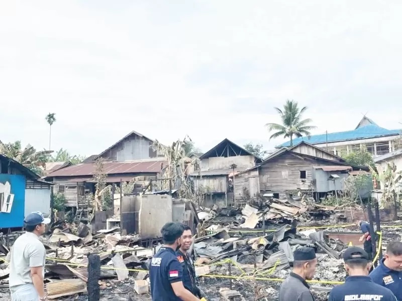 TINGGAL PUING: Permukiman di Satui tinggal puing setelah kebakaran, Selasa (6/2). Akses permukiman aman jadi isu strategis BPBD. (FOTO: ZULQARNAIN/RADAR BANJARMASIN)