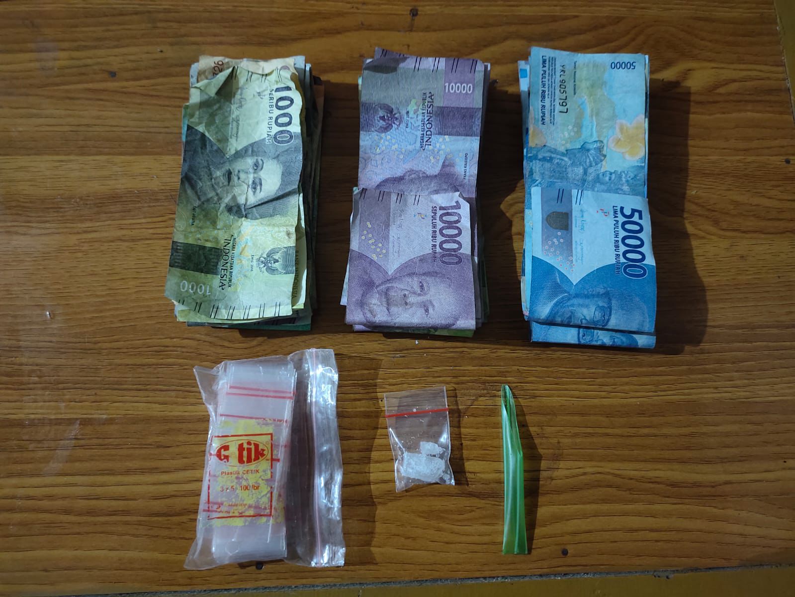Barang bukti dari J yang diamankan polisi. J pengedar sabu yang beroperasi di kawasan Balikpapan Barat, Senin (18/3/3024) dinihari.