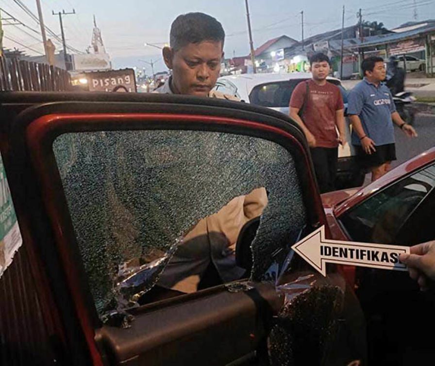 DIDUGA PROFESIONAL: Aparat kepolisian langsung merespons laporan pencurian dengan pecah kaca di Jalan Temanggung Tilung, Palangka Raya. (istimewa/Radar Sampit)