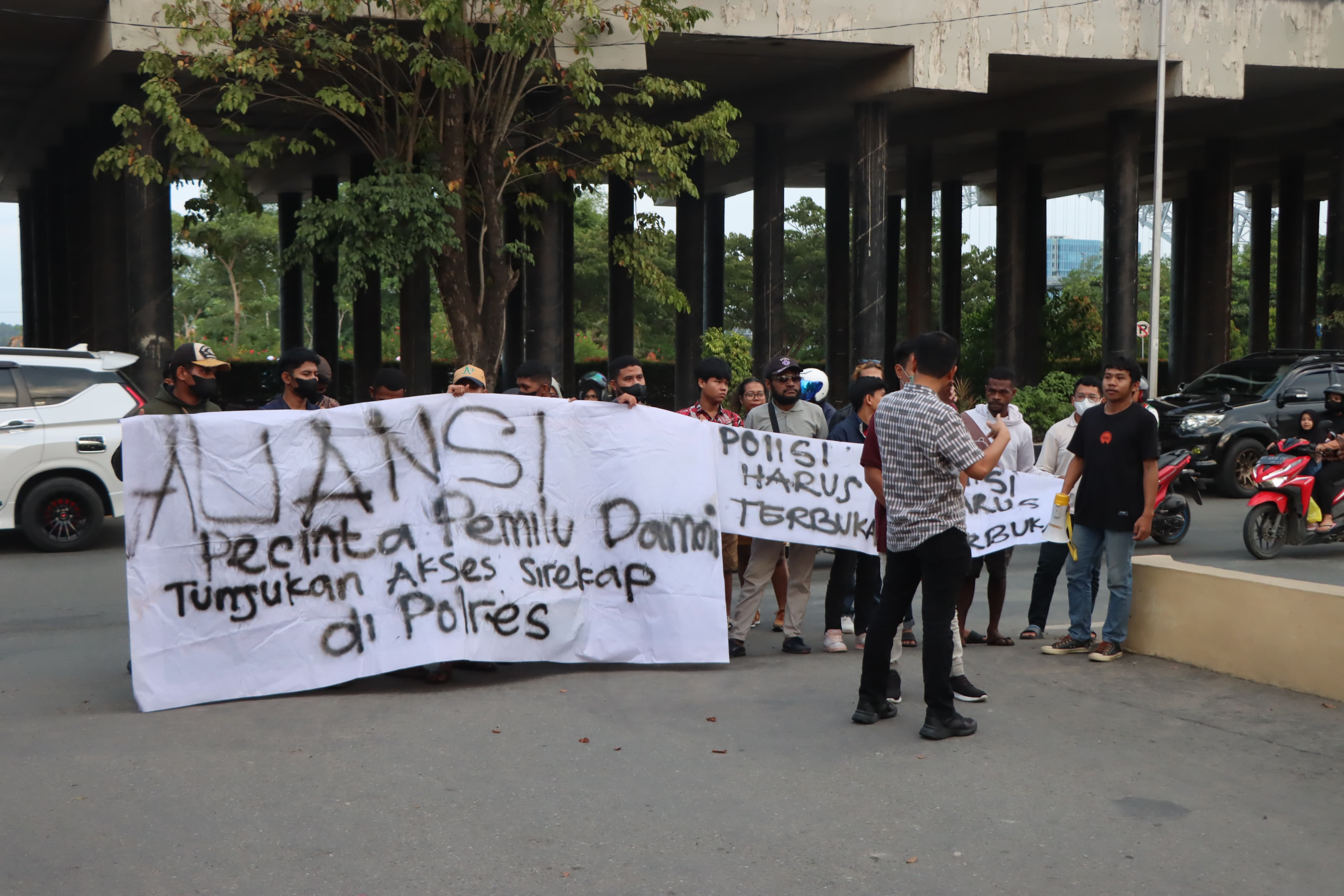 Aksi unjuk rasa dari Aliansi Pecinta Pemilu Damai terkait Pernyataan Mantan Wakapolri Komjen Pol Purn Oegroseno, S.H. bahwa Polres - Polres bisa memiliki akses situs si rekap.