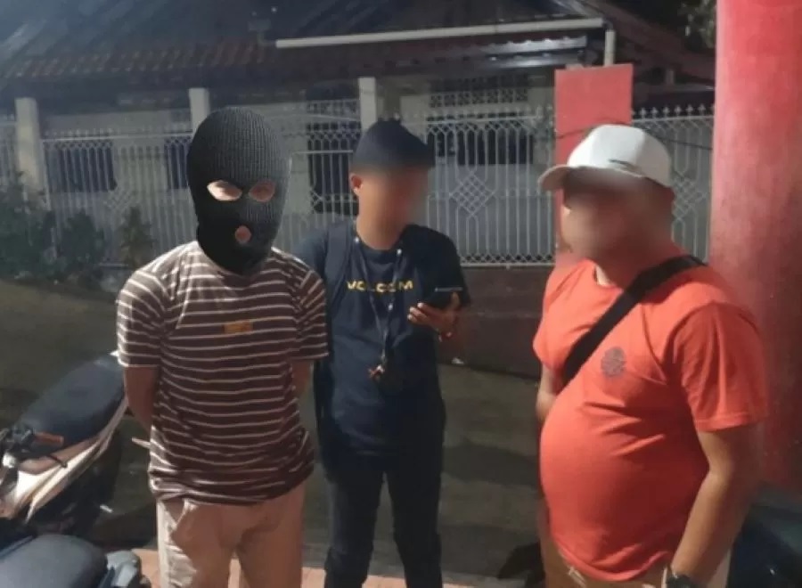 INI DIA PELAKUNYA: Tersangka curat (kaus garis-garis) dibekuk setelah hampir sebulan diburu. Semua hasil kejahatan amblas dengan berfoya-foya.