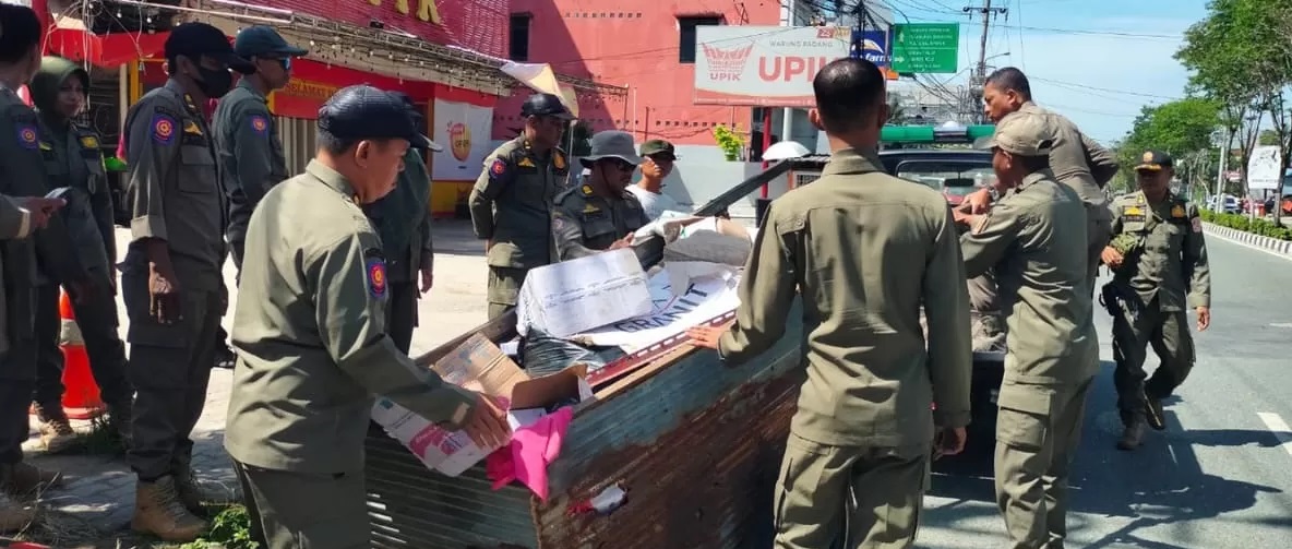 TERTIBKAN: Dengan langkah persuasif, personel Satpol PP Balikpapan menertibkan manusia gerobak di jalan MT Haryono dan mengangkut gerobak untuk diproses selanjutnya. (IST)