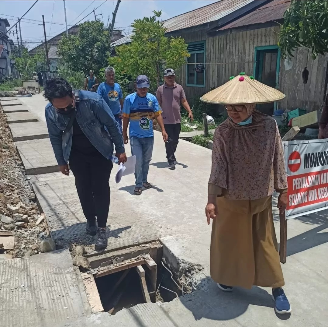 PANTAU: Tim bidang perumahan dan permukiman DPUPR-Pera Kaltim mengecek pekerjaan di segmen Sungai Kapih yang dikerjakan pada 2023 lalu.