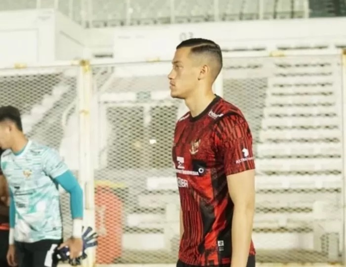 PAS DI BEK TENGAH: Jay Idzes saat menjalani latihan perdana bersama Timnas Indonesia. Media Italia menyebut dirinya cocok sebagai bek tengah. (Instagram /@jayidzes_fanpage)