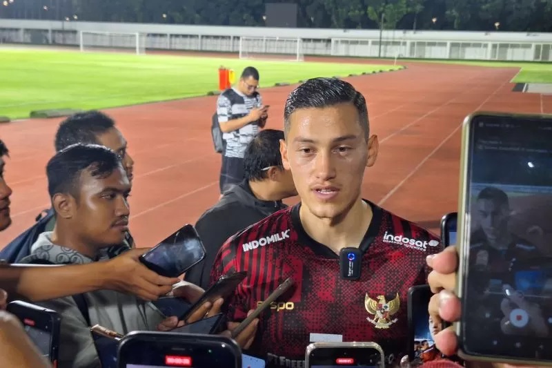 Pemain tim nasional Indonesia Jay Idzes seusai menjalani latihan perdana timnas Indonesia jelang Kualifikasi Piala Dunia 2026 yang berlangsung di Stadion Madya, Jakarta, Senin malam WIB (19/03/2024).
