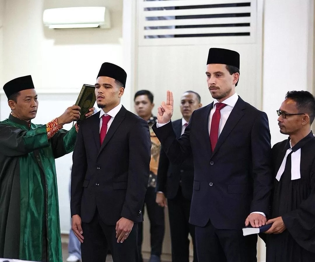 Ragnar Oeratmangoen dan Thom Haye mengambil sumpah setia sebagai Warga Negara Indonesia (WNI) pada Senin (19/3) (Instagram Erick Thohir )