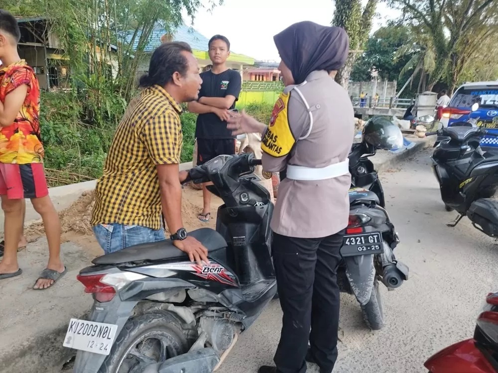 OPERASI KESELAMATAN: Petugas Satlantas Polres Tarakan yang memberikan sosialisasi kepada pengendara selama Operasi Keselamatan. FOTO: DOK SATLANTAS POLRES TARAKAN