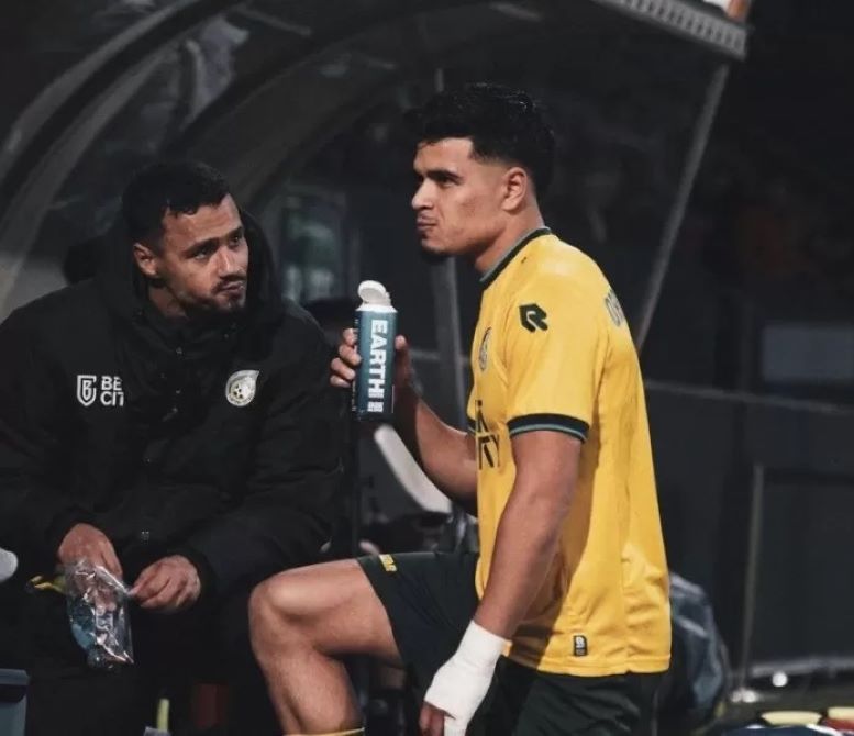 Ragnar Oratmangoen saat berbuka puasa di tengah laga Fortuna Sittard. (Instagram/ragnar oratmangoen)