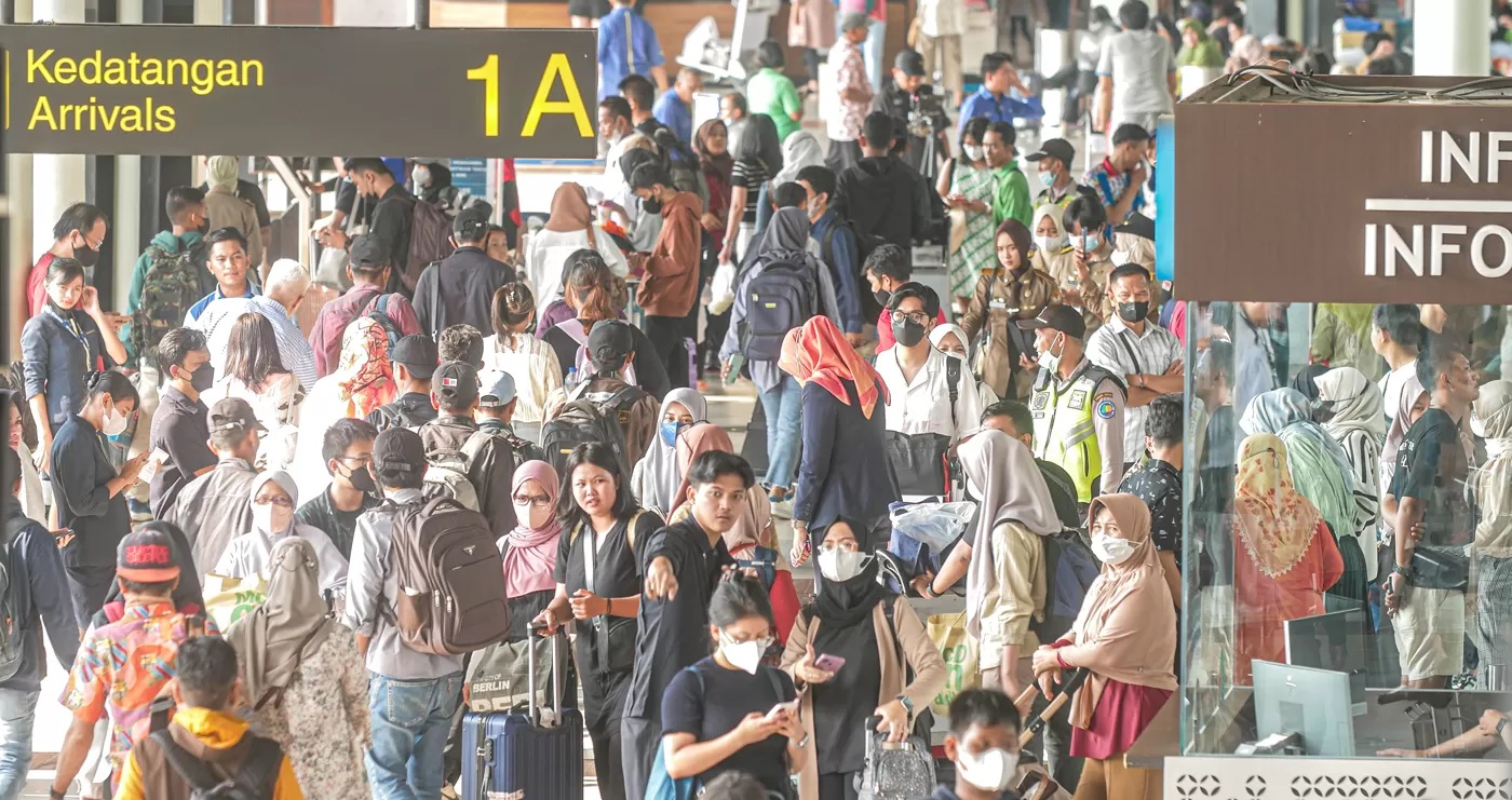 Penumpang memadati Terminal 1 Bandara Soekarno-Hatta, Tangerang, Minggu (30/4/2023). (HANUNG HAMBARA/JAWA POS)