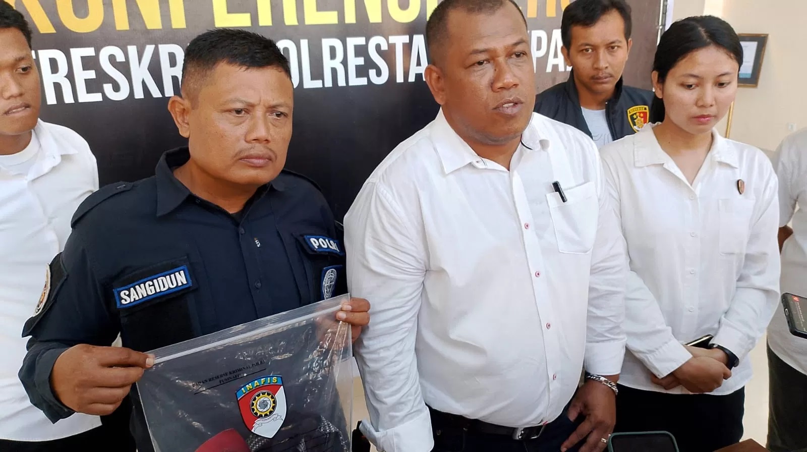 AKP Robert Devis memberikan keterangan resmi kasus persetubuhan di bawah umur yang melibatkan seorang remaja tanggung berusia 17 tahun dengan korban berusia 16 tahun, DAYAT/BALPOS