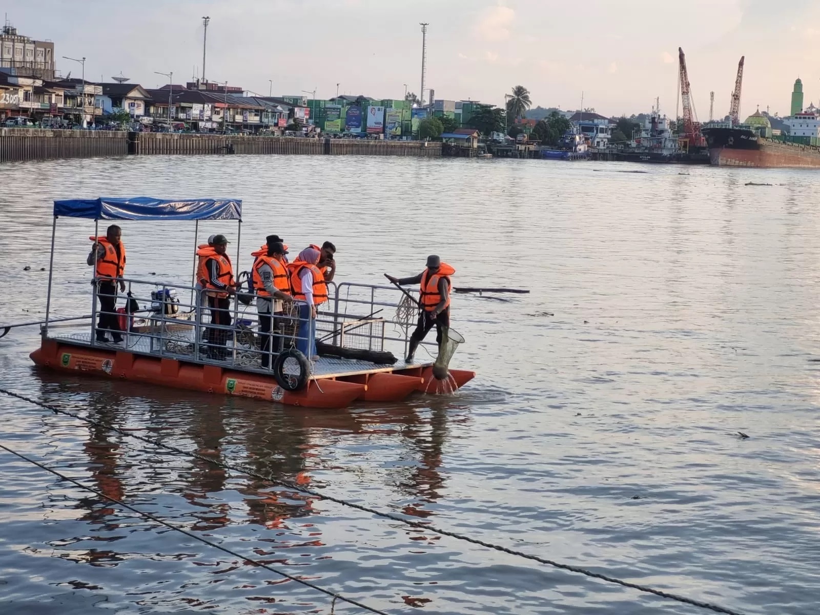 KAPAL PENGANGKUT SAMPAH: Kapal pengangkut sampah yang saat ini beroperasi di sekitar Sungai Segah dan Kelay mengangkut sekitar 4 ton sampah per hari.