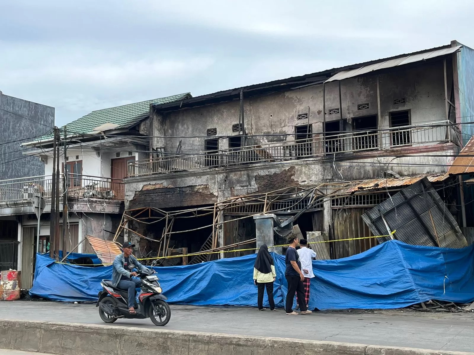 MASIH DITELUSURI: Bangunan rumah toko di Jalan HM Ardans, Kecamatan Samarinda Utara, yang terbakar Sabtu (16/3) lalu, menimbulkan korban jiwa.