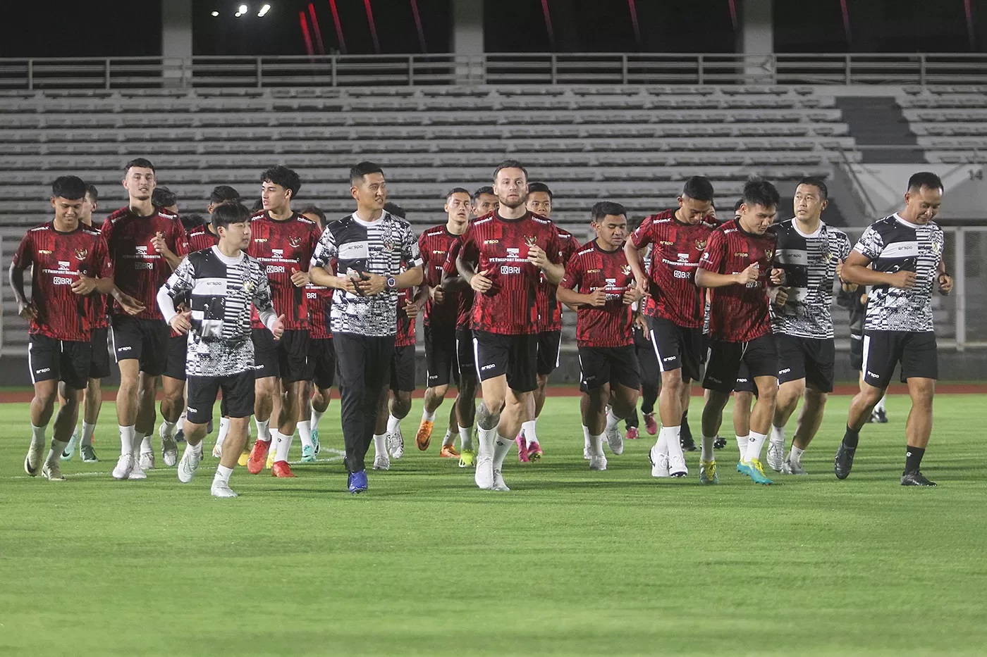 Sejumlah pesepak bola Timnas Indonesia melakukan latihan di Stadion Madya, Senayan, Jakarta, Senin (18/3/2024). (HARITSAH ALMUDATSIR/JAWA POS)
