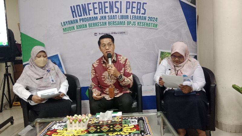 Kepala BPJS Kesehatan Balikpapan Sarman Palipadang (tengah) menjelaskan kemudahan BPJS Kesehatan selama libur lebaran.