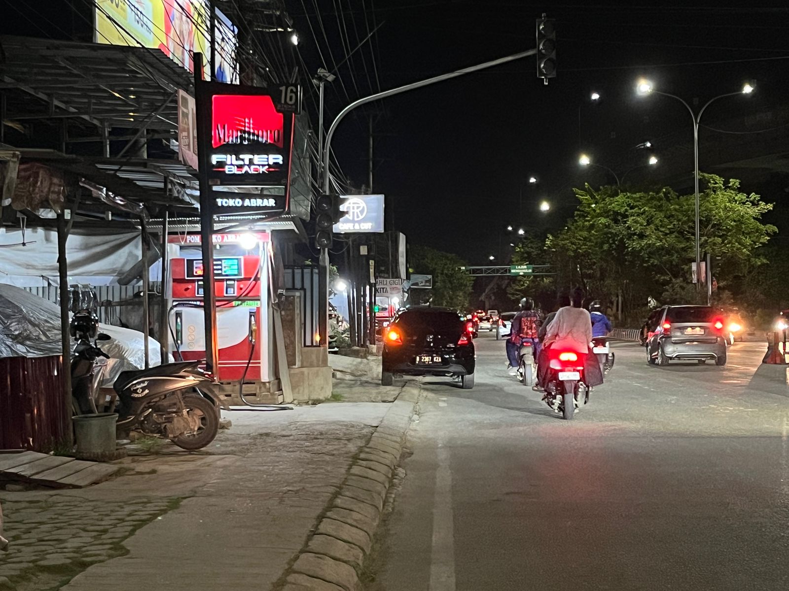 MASIH BANYAK: Aktivitas pelayanan BBM menggunakan mesin pertamini masih menjamur, meski beberapa kejadian hingga menelan korban jiwa beberapa kali terjadi.