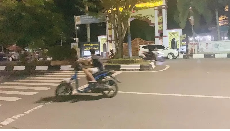 BERBAHAYA: Aktivitas balapan liar yang terjadi di sekitar Perkantoran Bupati HSU. (Foto: M.Akbar/Radar Banjarmasin)