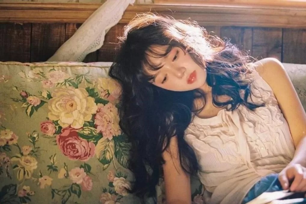 Ilustrasi perempuan cerdas yang melakukan procrastination atau menunda-nunda pekerjaan./ (Pinterest/Nho Nho)