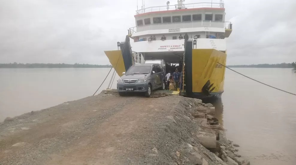 Kendaraan langsung turun dari kapal feri di Pelabuhan Sebawang Tana Tidung tanpa harus menunggu air sungai surut.