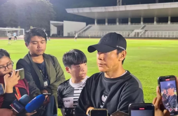 Pelatih Timnas Indonesia, Shin Tae Yong setelah memimpin sesi latihan Timnas Indonesia../ANTARA/FAJAR SATRIYO