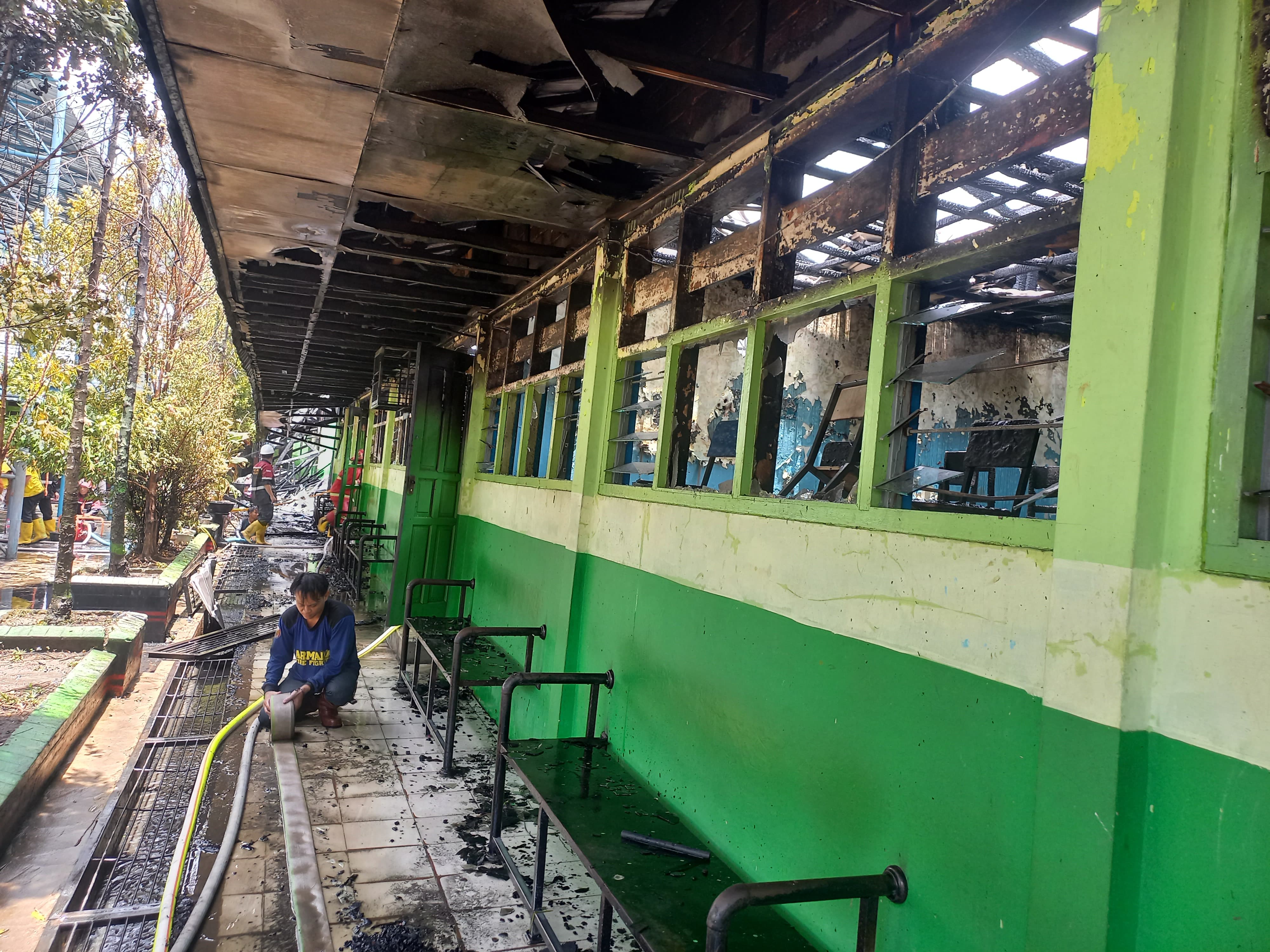 DILIBURKAN: Kebakaran yang melanda SMP 5 Samarinda berdampak terhadap aktivitas belajar siswa. Selama sepekan ke depan peserta didik diliburkan.