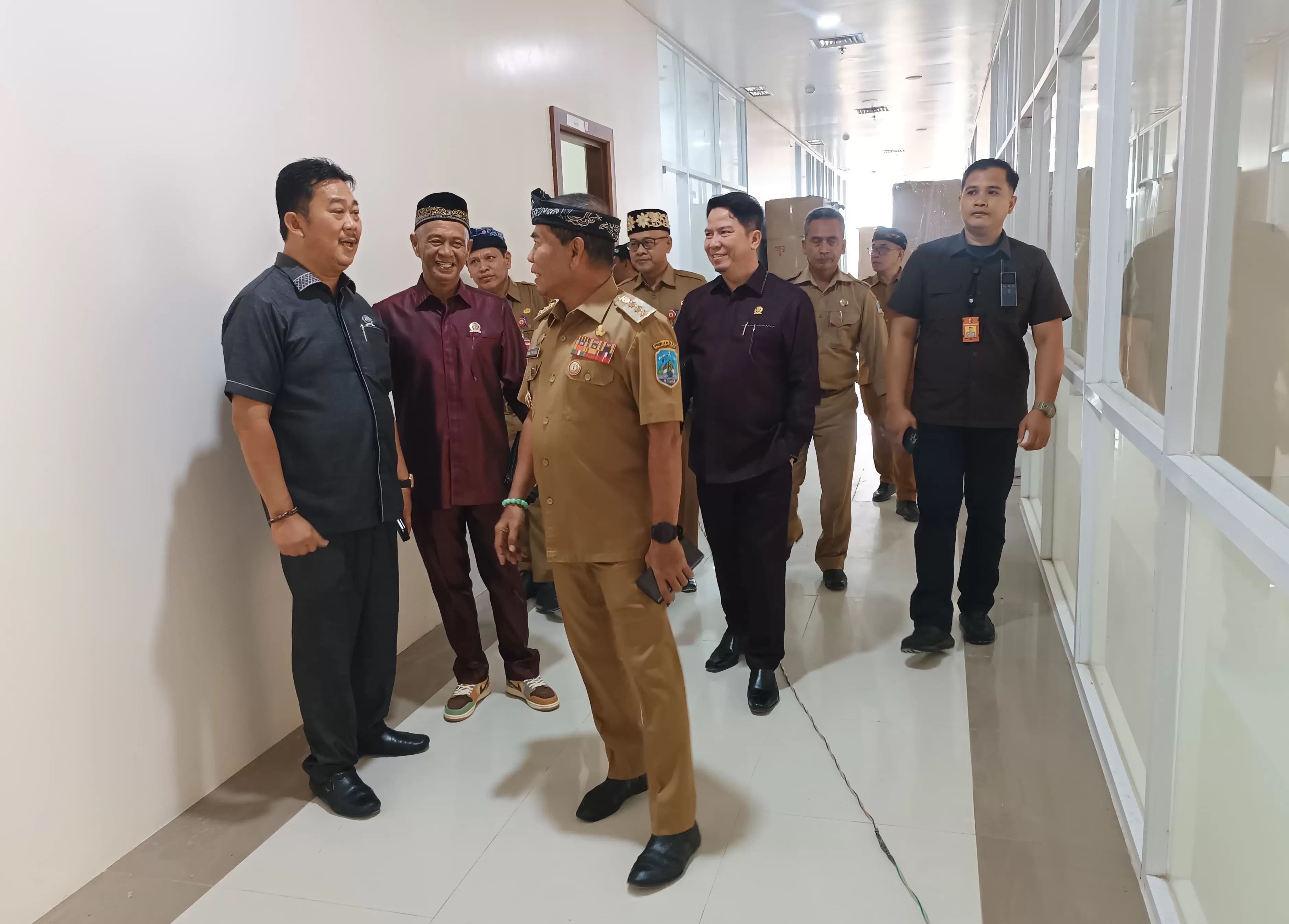 Gubernur Kaltara saat meninjau penyelesaian proyek.