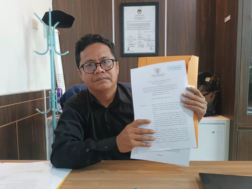BERAKHIR: Ketua KPU Kaltara, Hariyadi Hamid menunjukkan surat keputusan KPU terkait pengambil alihan tugas, wewenang dan kewajiban KPU kabupaten/kota.