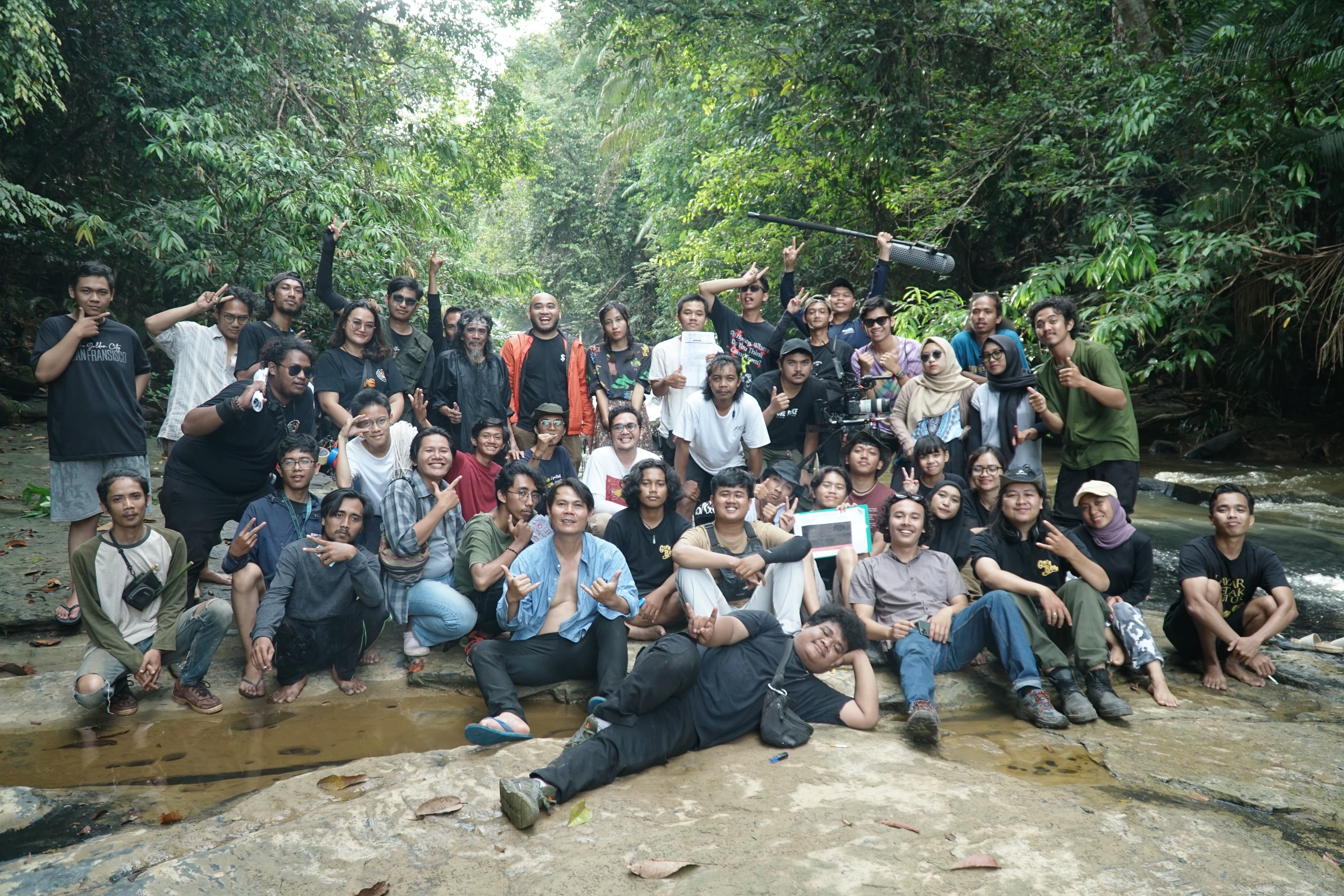 Foto bersama para kru film Ketika Adzan Sudah Tidak Lagi Berkumandang di Desa Kedang Ipil, Kecamatan Kota Bangun Darat, Kukar (Dok. Pribadi East Borneo Film)