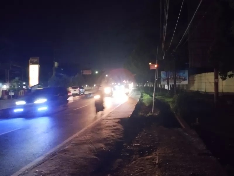 GELAP: Kondisi Jalan A Yani Km 31 (depan Mako Sat Brimobda Kalsel) gelap akibat banyak PJU yang mati, Selasa (19/3) malam. (FOTO: FADLAN ZAKIRI/RADAR BANJARMASIN)