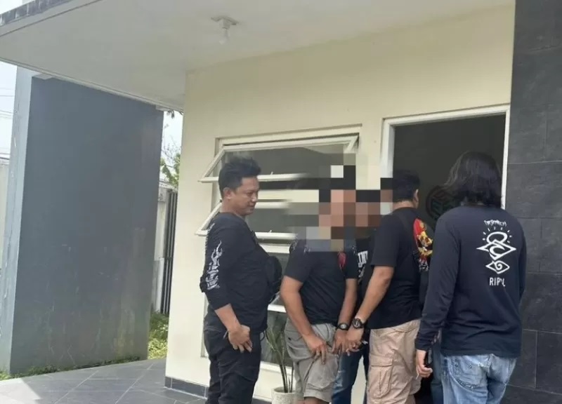 DITANGKAP: Pelaku MF yang melakukan penipuan ratusan juta Rupiah saat diamankan Macam Bamega Tim Unit buser Sat Reskrim Polres Kotabaru. (Foto: IG Macan Bamega Polres Kotabaru.)