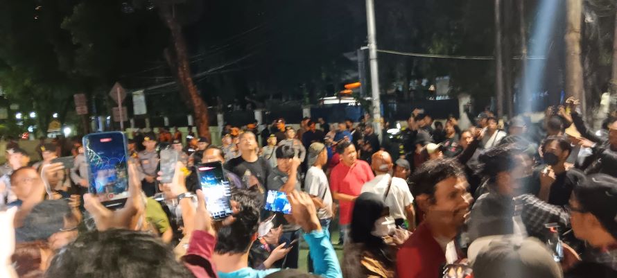 Suasana demonstrasi massa di depan kantor KPU RI usai pengumuman pemenang Pemilu 2024, Rabu (20/3). (Tazkia Royyan/JawaPos.com)