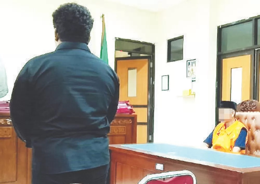 DISIDANG: Terdakwa AR saat mendengarkan keterangan saksi yang memberatkannya di sidang perdananya. MOESO/BALPOS