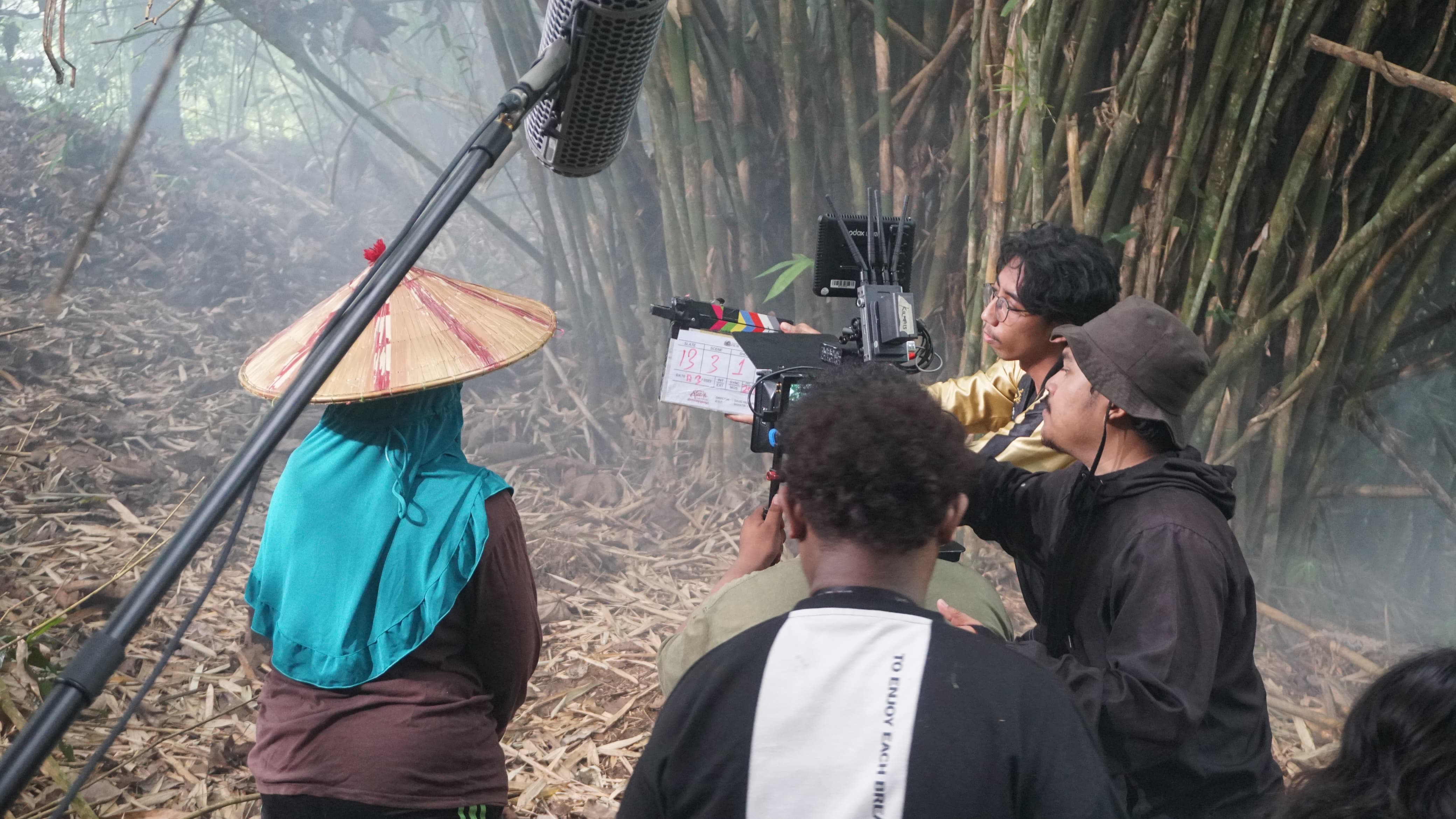 Sesi produksi Ketika Adzan Sudah Tidak Lagi Berkumandang yang berlangsung di tengah-tengah hutan bambu Kutai Kartanegara (East Borneo Film)