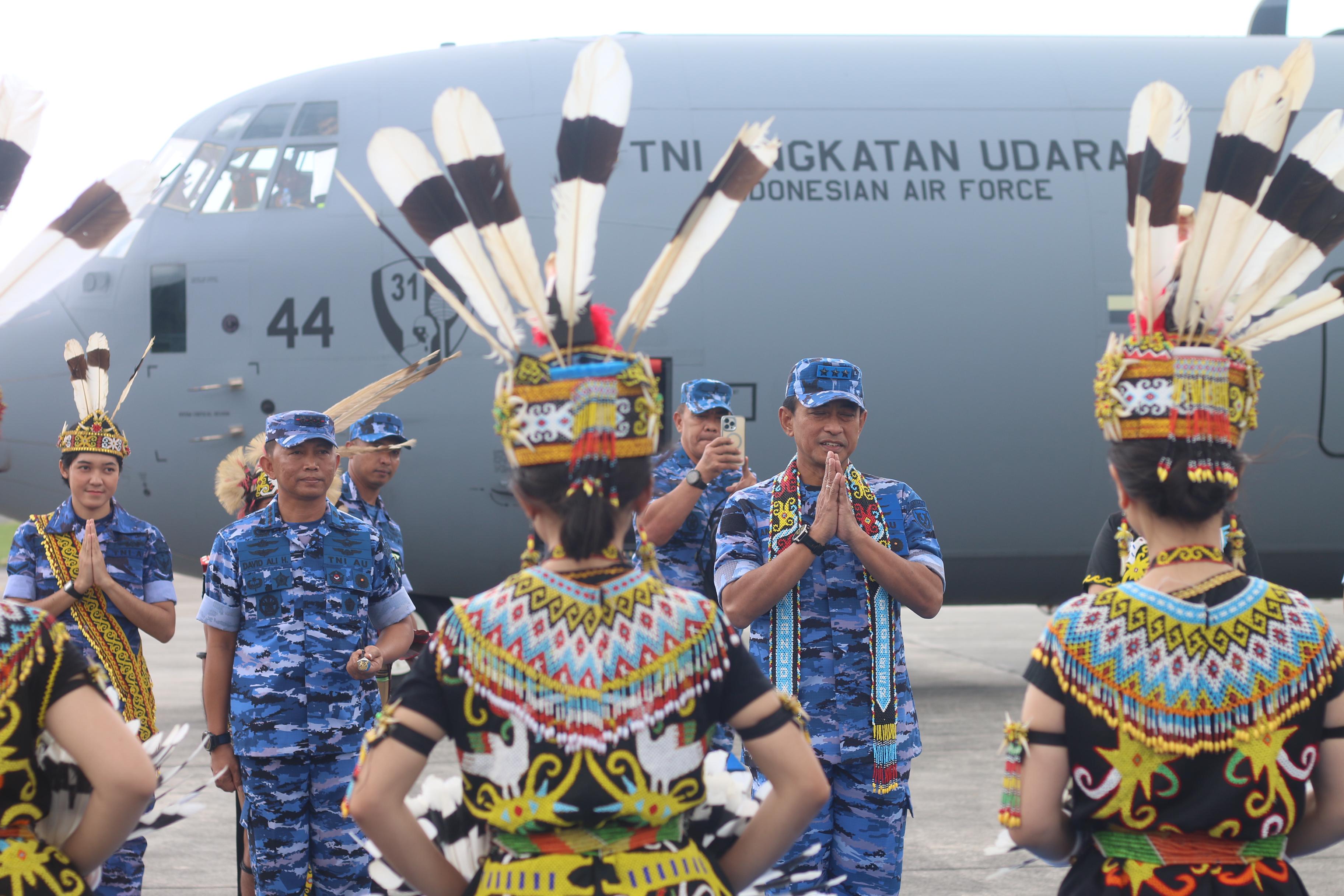 Wakil Kepala Staf Angkatan Udara, Marsekal Madya TNI Andyawan Martono Putra tiba di Base Ops Lanud Dhomber, Balikpapan, Rabu (20/3) dan disambut Komandan Lanud Dhomber Kolonel Pnb David  Ali Hamzah.