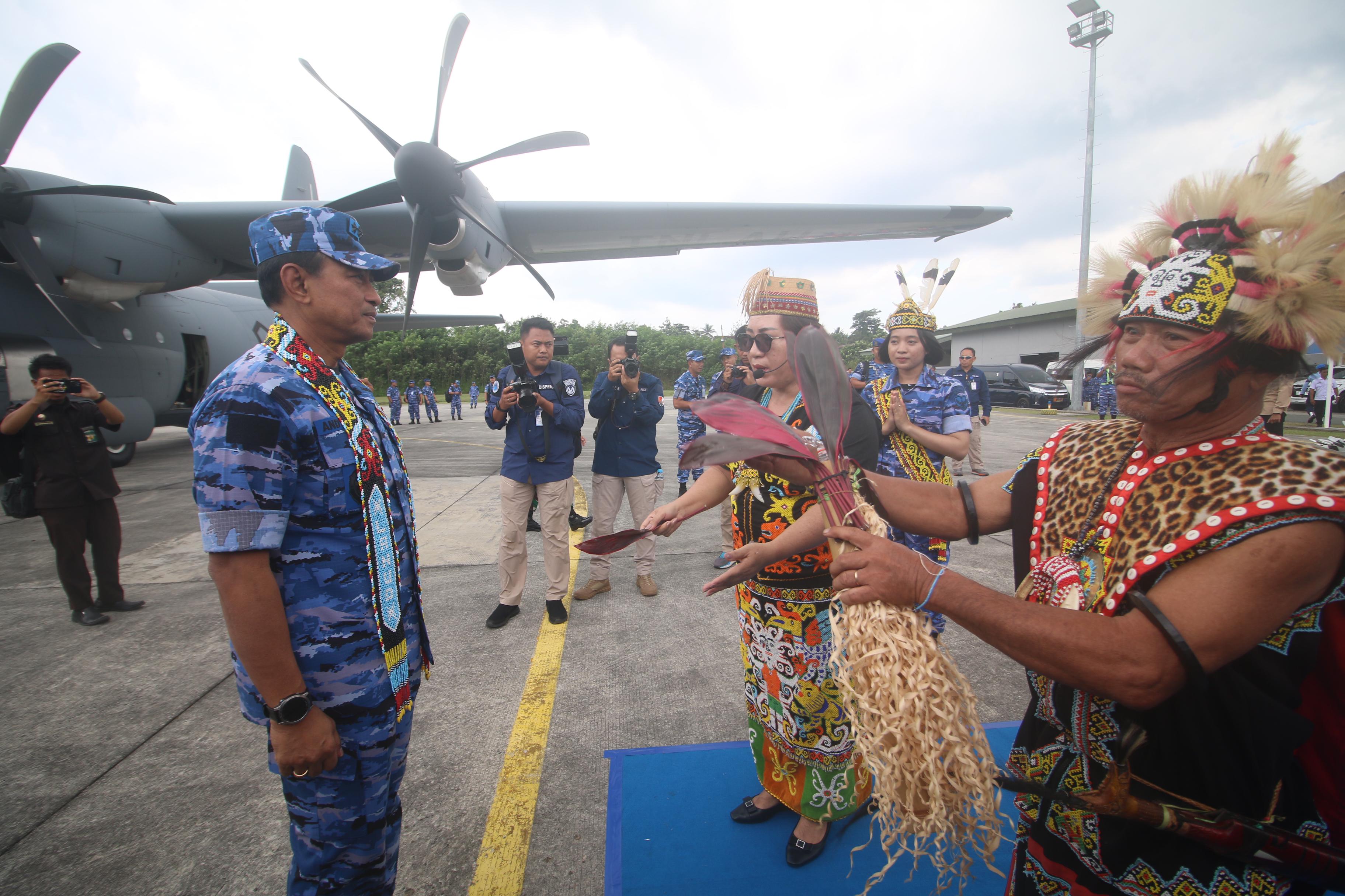 Kedatangan Wakasau Marsekal Madya TNI Andyawan Martono ini disambut dengan tarian tepung tawar dan juga pengalungan bunga.