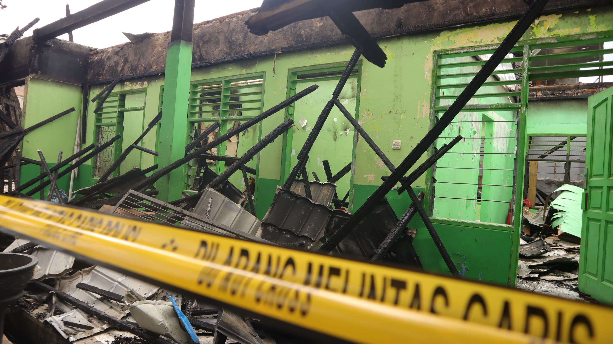 SUDAH DITINJAU: Bangunan ruang kelas di SMP 5 yang terbakar pada Selasa (19/3) lalu turut jadi pemeriksaan Tim Labfor Mabes Polri, dan pemerintah tengah serius membangun ulang dengan bangunan.