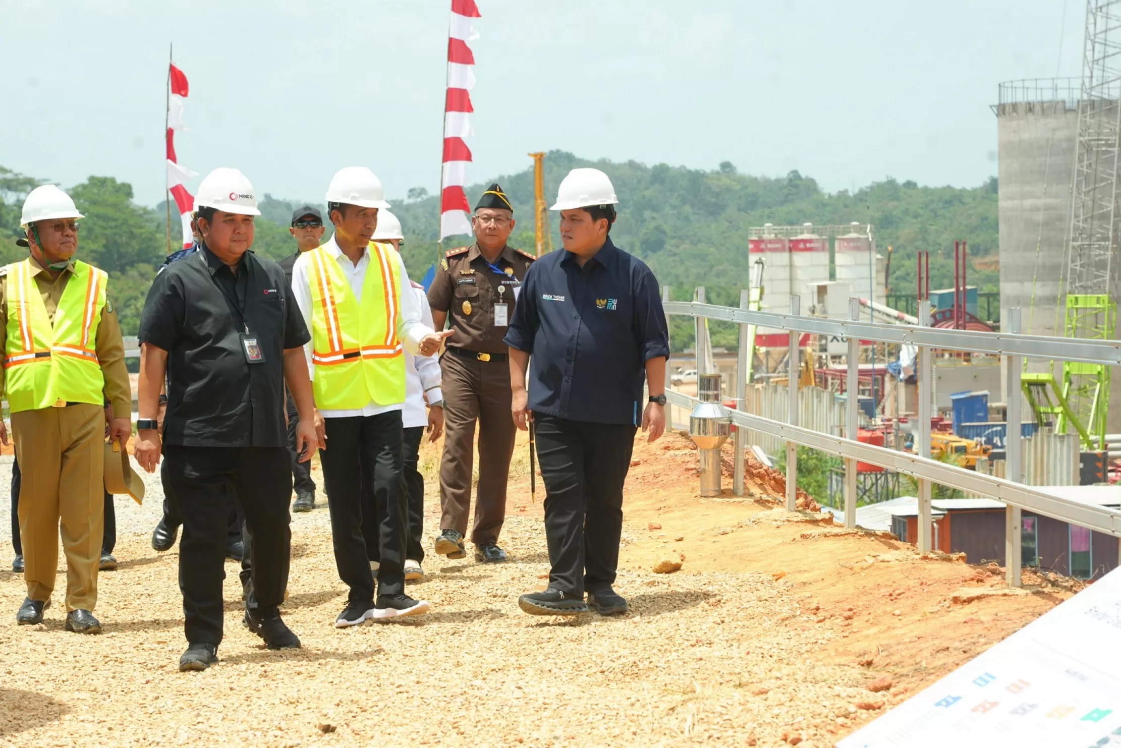 HILIRISASI BAUKSIT: Presiden Joko Widodo didampingi Erick Thohir (kanan) dan Hendi Prio Santoso (dua kiri) meninjau lokasi pembangunan SGAR Phase 1 di Kabupaten Mempawah, Rabu (20/3).