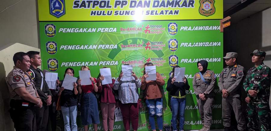 DIDATA : Tujuh perempuan penjaga warung malam dilakukan pendataan di kantor Satpol PP dan Damkar Kabupaten HSS. (Foto Satpol PP dan Damkar Kabupaten HSS untuk Radar Banjarmasin)
