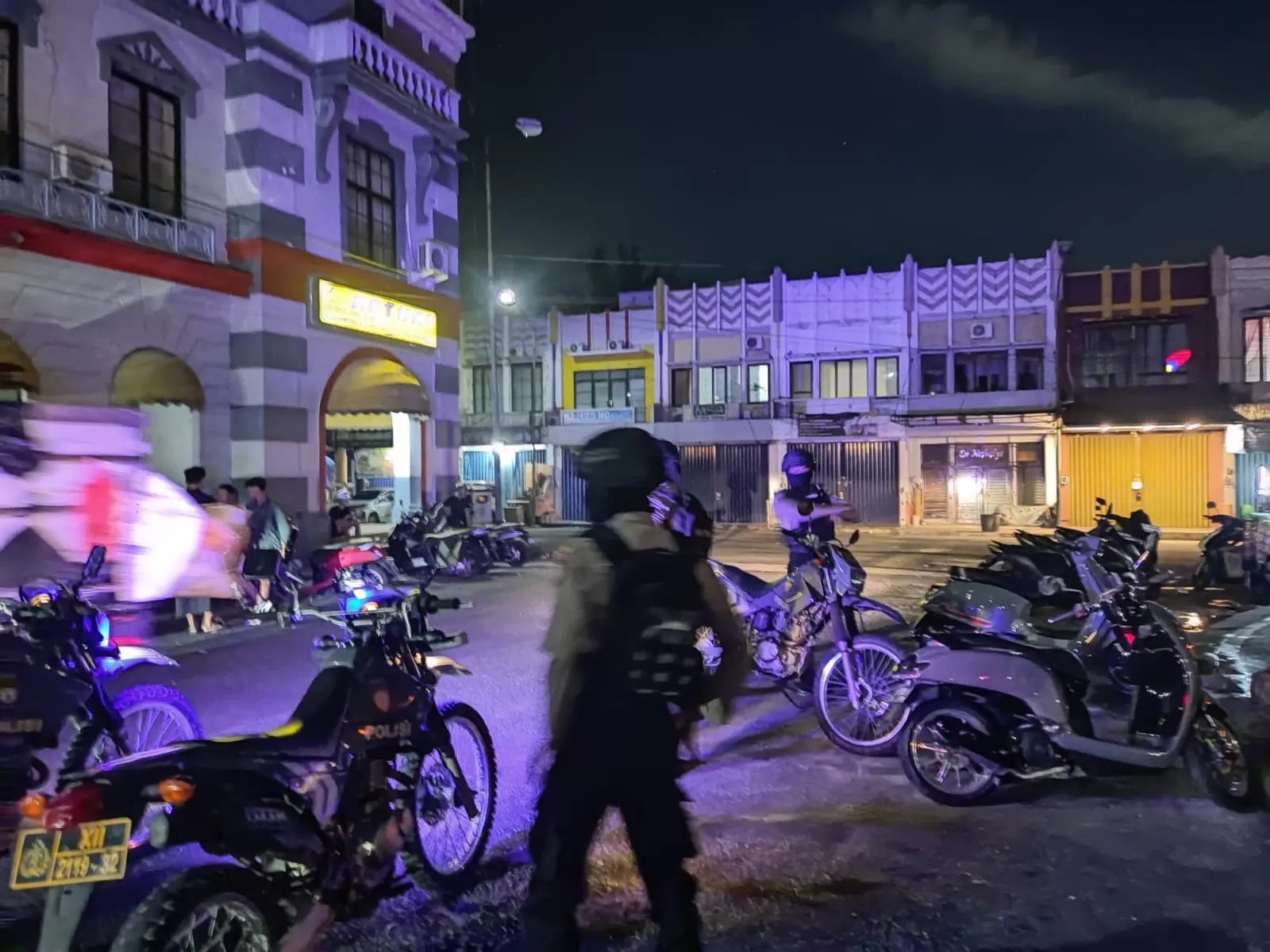 PERSUASIF: Personel Samapta Polresta Balikpapan membubarkan kerumunan remaja yang nongkrong hingga dini hari sekitar di Terminal BP.