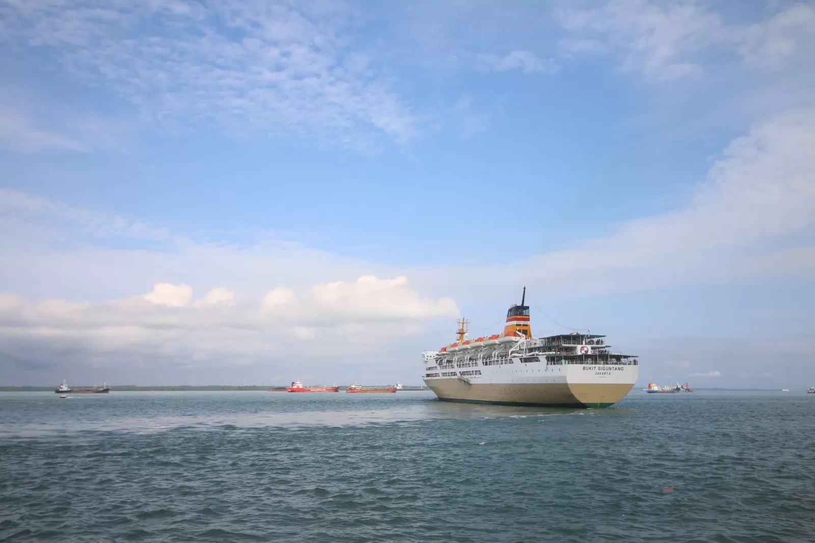 RUTE RUTIN: KM Bukit Siguntang, satu dari sejumlah kapal yang disiapkan PT Pelni untuk melayani penumpang dari dan ke Pelabuhan Semayang.