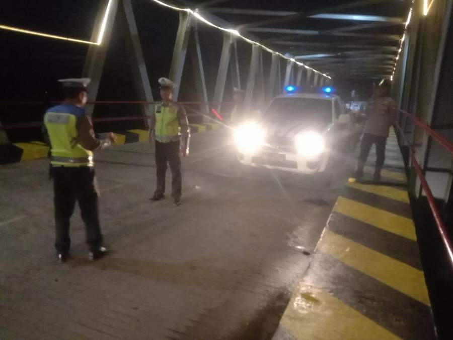 PATROLI: Personel Polsek Ngabang bersama Satlantas Polres Landak menggelar patroli Di Jembatan Baru Ngabang, Kamis (21/3). (HUMAS POLSEK FOR PONTIANAK POST)