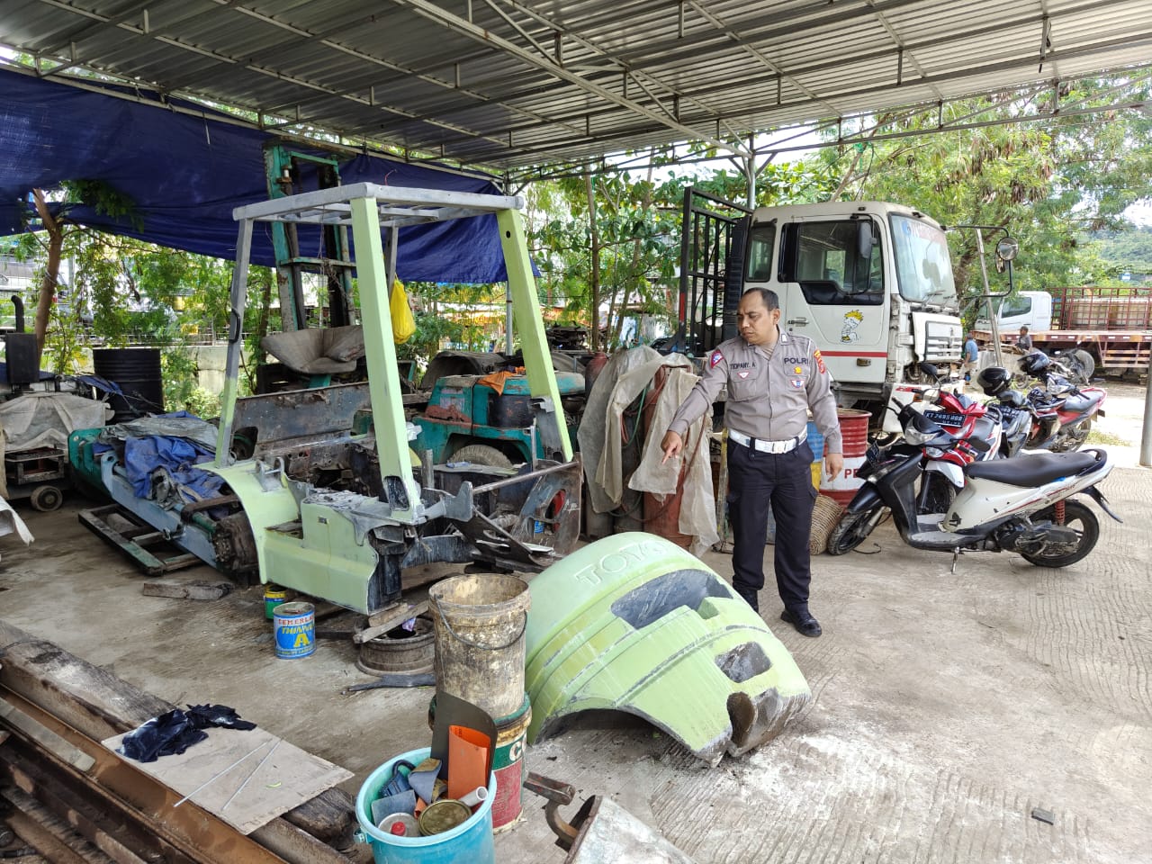 LAKA KERJA. Polisi dari Polsek Sungai Kunjang melakukan penyelidikan untuk memastikan penyebab salah seorang pekerja pengecatan forklif dilarikan ke rumah sakit, Kamis siang (21/3).OKE/SAPOS