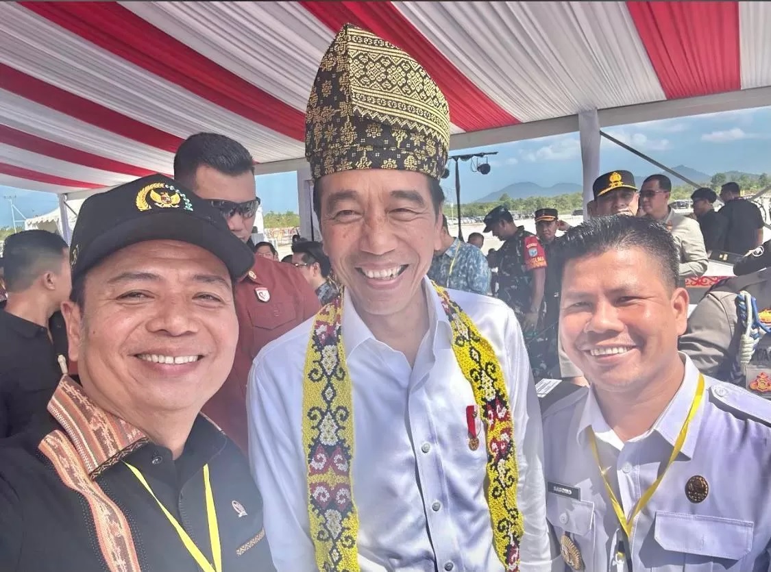 DIABADIKAN: Bupati Sambas Satono bersama Presiden RI Jokow Widodo dan Ketua Komisi V DPR RI Lasarus saat peresmian Bandara Singkawang, Rabu (20/3).