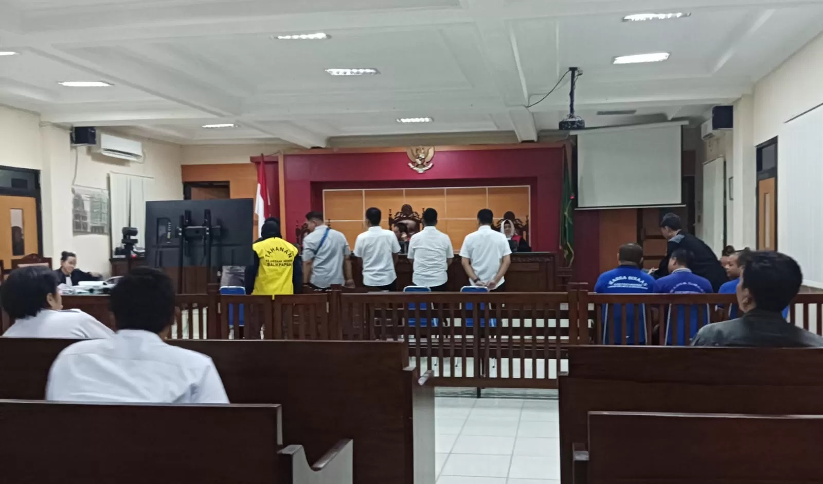 PENUH KEJUTAN: JPU menghadirkan tujuh saksi untuk mengungkap kasus penggelapan yang melibatkan tiga oknum polisi, di PN Balikpapan. (FOTO SYAHRUL RAMADHAN)