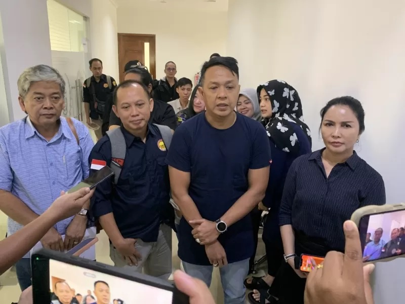 SAMPAIKAN ASPIRASI: Para pengusaha biliar mendatangi gedung DPRD Banjarmasin di Jalan Lambung Mangkurat, Kamis (21/3). (FOTO: ENDANG SYARIFUDDIN/RADAR BANJARMASIN)