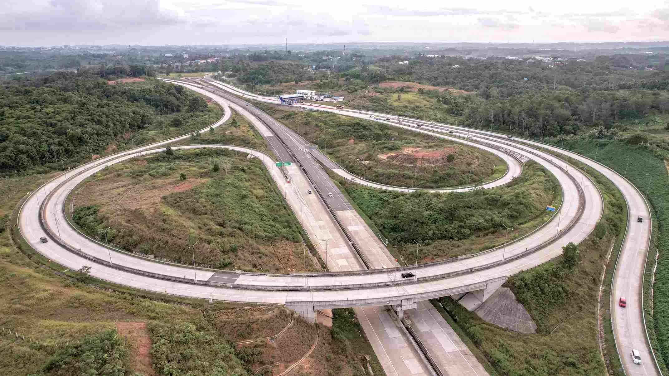 MERAJUT KONEKTIVITAS: Panorama Tol Balikpapan-Samarinda tepatnya di dekat gerbang Karang Joang, Balikpapan, Kalimantan Timur. (Foto: Dok/Fuad-KP)