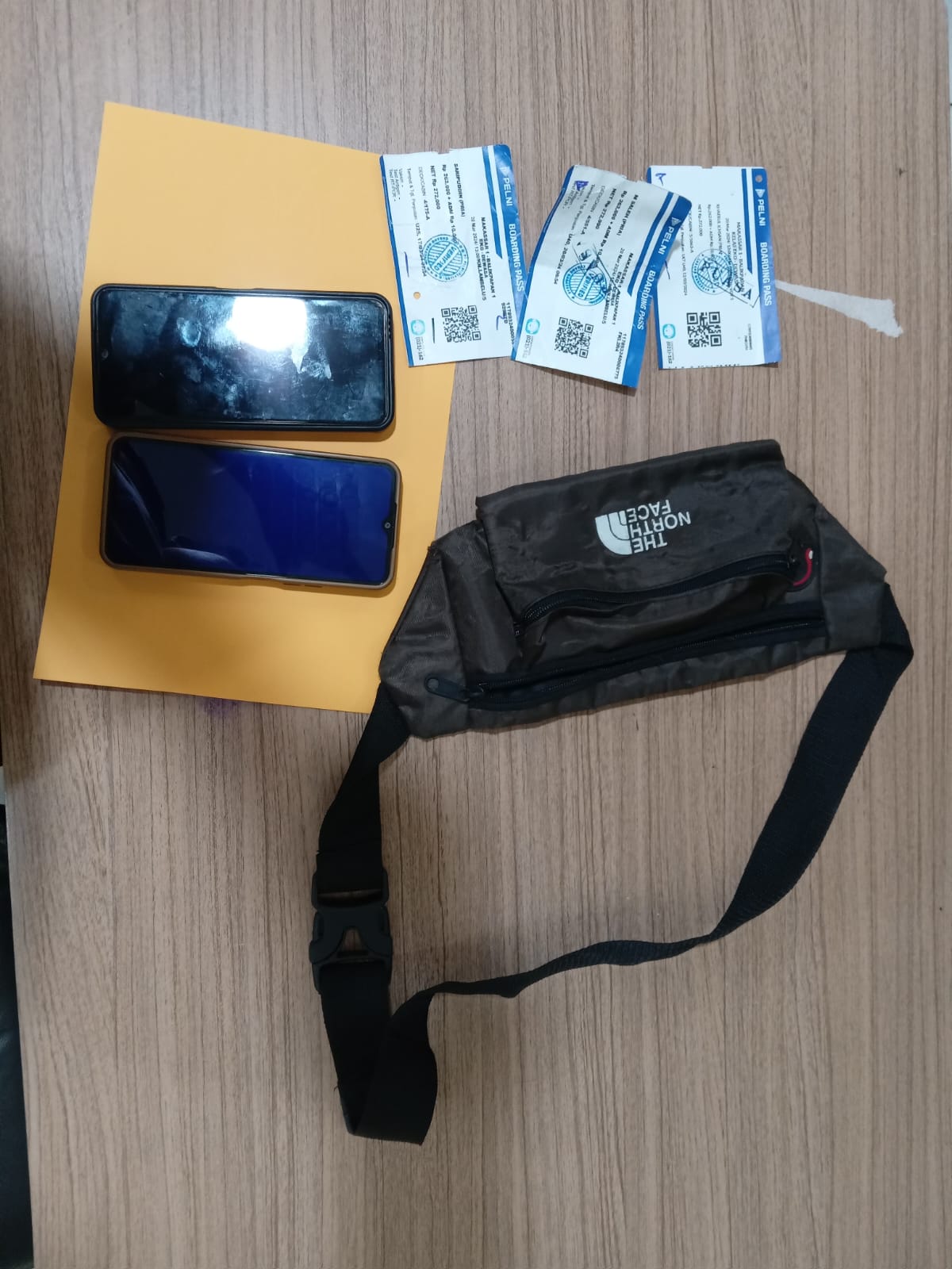 HASIL KEJAHATAN: Sejumlah barang bukti hasil kejahatan pencopet di KM Lambelu kini diamankan petugas Polsek Kawasan Pelabuhan Semayang.