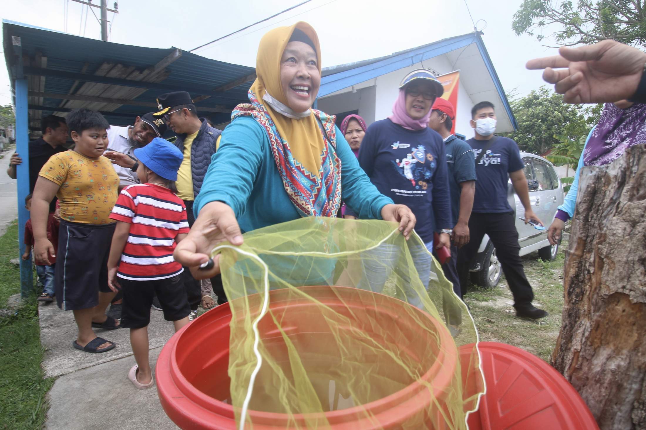 LAWAN DBD: Kelambu air salah satu cara memutus siklus hidup nyamuk Aedes aegypti. Kelambu air membuat nyamuk dewasa tidak bisa masuk ke dalam tempat penampungan air untuk bersarang atau bertelur.