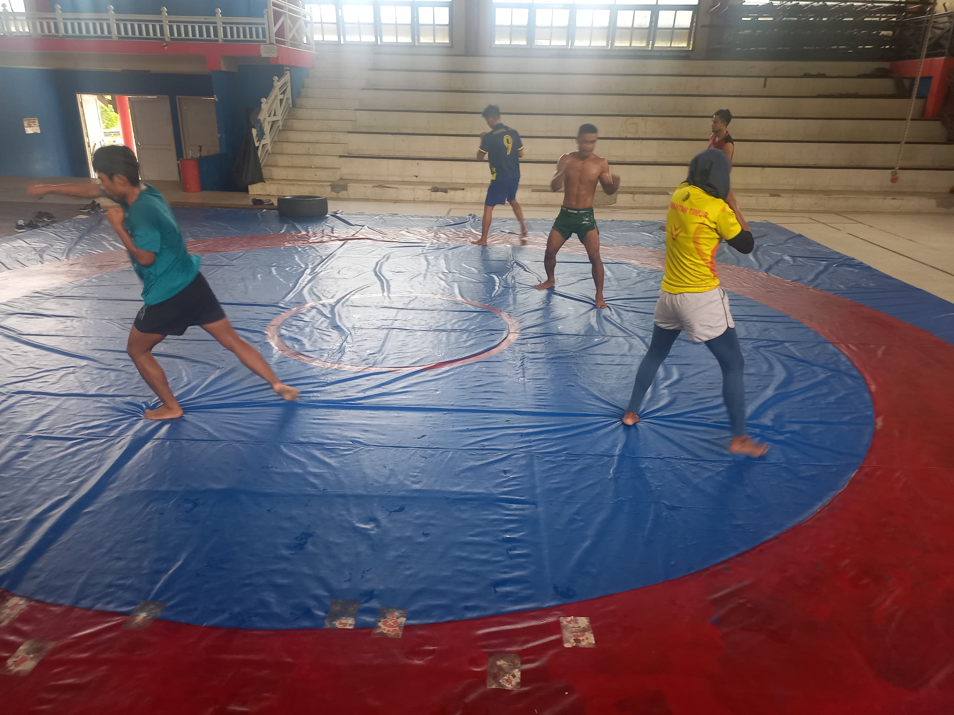 ASAH TEKNIK: Atlet wushu Kaltim menjalani latihan di Gedung Behempas, Kompleks GOR Segiri Samarinda kemarin.